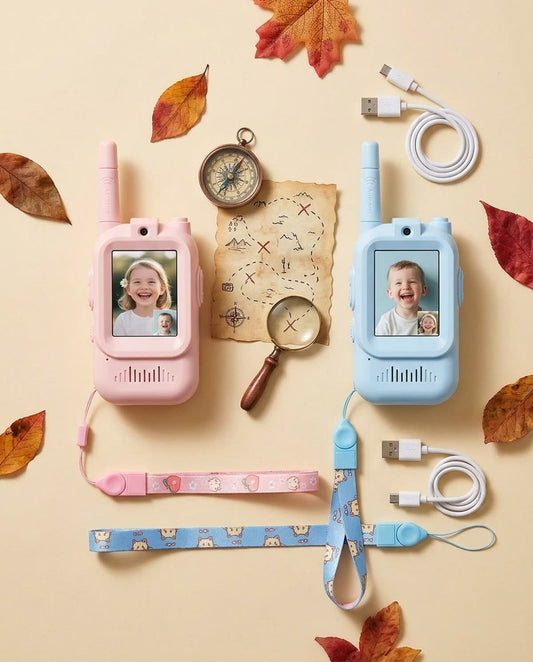 Los dos video walkie talkies Radio Aventura con correas, cables USB, mapa y brújula